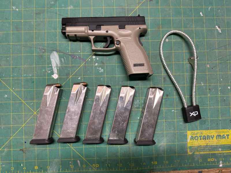Springfield XD9 w/ 5 - 15rd mags
